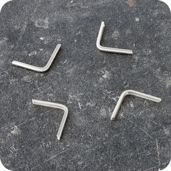 Metaliniai nikeliuoti kampai knygoms C 22, 22 x 22mm, įvorė 1,5mm