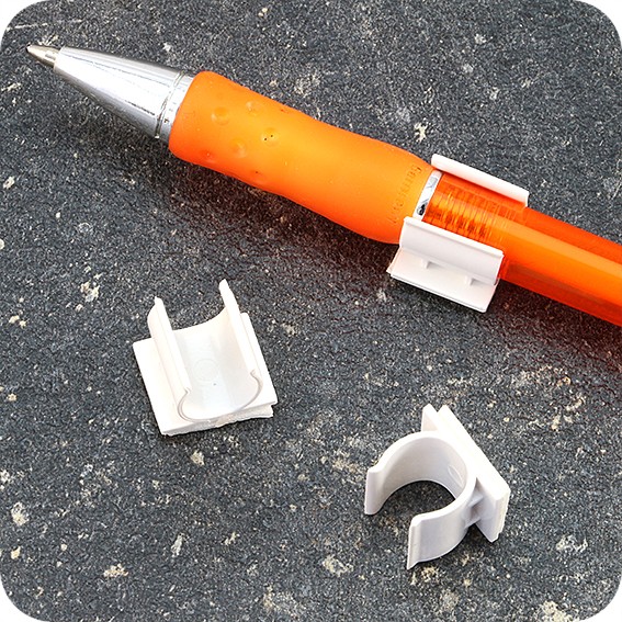 Plastikiniai savilipiai rašiklių laikikliai 12 x 15mm, baltos sp.
