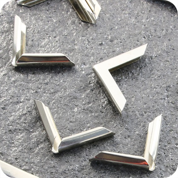Metaliniai nikeliuoti kampai knygoms PS 22, 22 x 22mm, įvorė 3,5mm