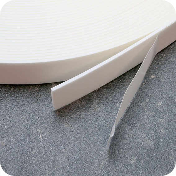 Dvipusio permanentinio lipnumo juostos su PE pernešėju 2mm storio baltos sp., 12mm pločio, Ritinys 25m