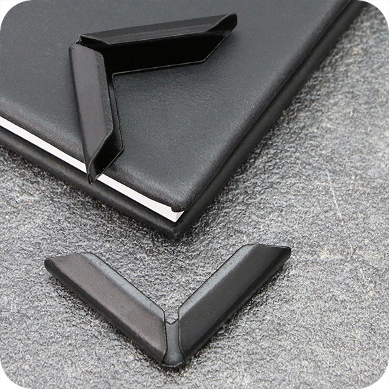 Metaliniai juodai dažyti kampai knygoms PS 30, 30 x 30mm, įvorė 4mm