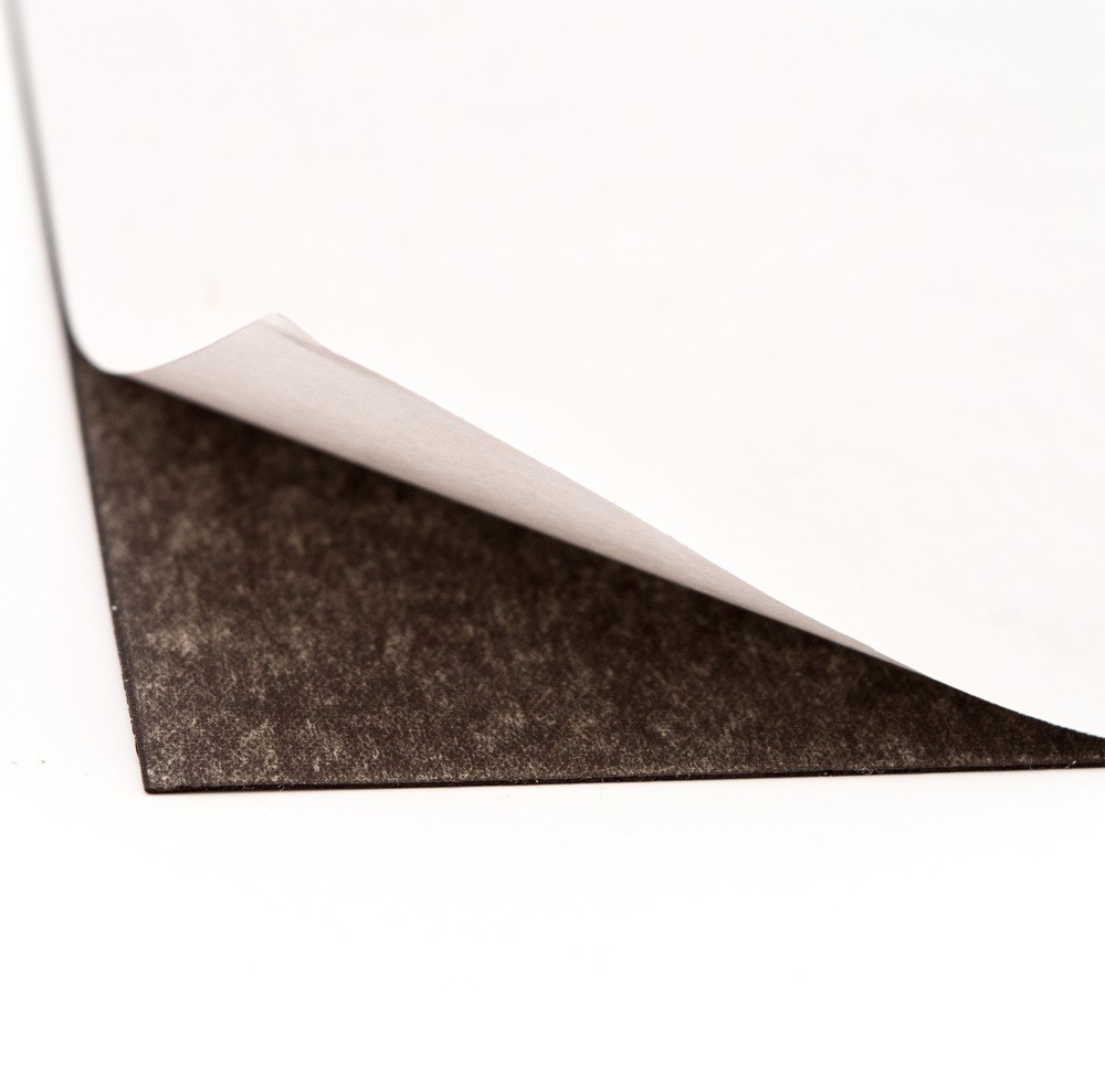 Lipni magnetinė plėvelė (0,4 x 1000 mm) Ritinys 20m, juoda