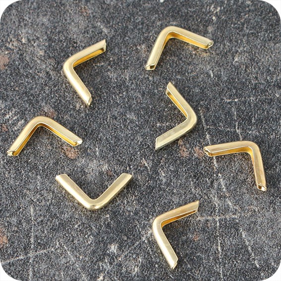 Metaliniai žalvariuoti kampai knygoms C 10, 10 x 10mm, įvorė 1,7mm