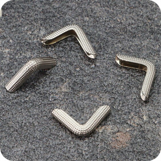 Metaliniai nikeliuoti kampai knygoms C 8Z, 8 x 8mm, įvorė 1,8mm
