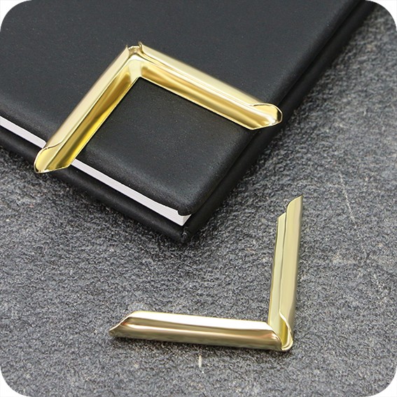 Metaliniai žalvariuoti kampai knygoms PS 31, 31 x 31mm, įvorė 1,5mm