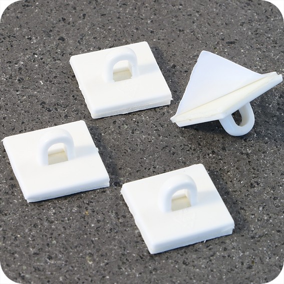 Plastikiniai savilipiai laikikliai su kilpele, balti, 20 x 20mm