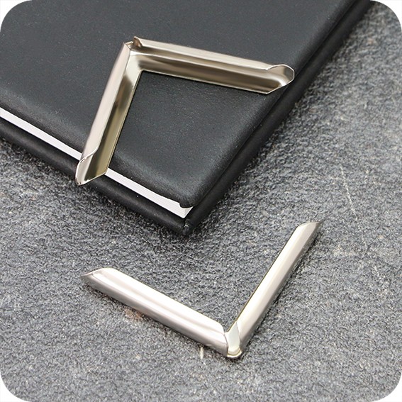 Metaliniai nikeliuoti kampai knygoms PS 31, 31 x 31mm, įvorė 1,5mm