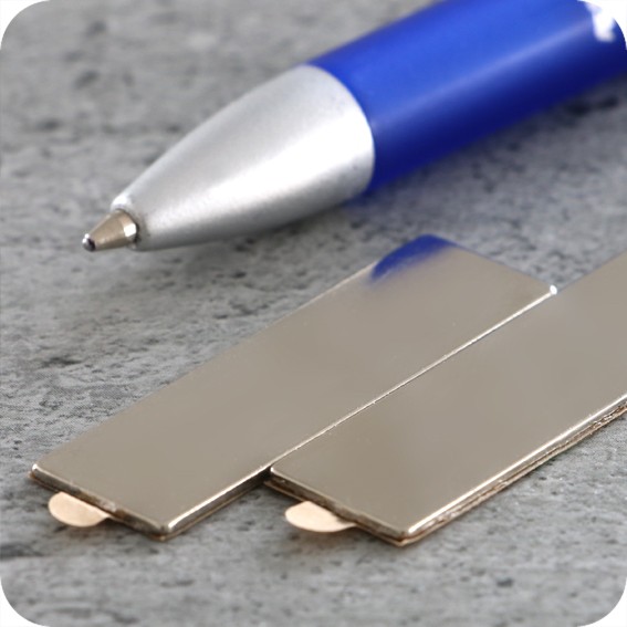 Lipnūs magnetiniai kvadratukai, 40mm x 12mm x 1mm, N35 (100 vnt. - 50 porų)