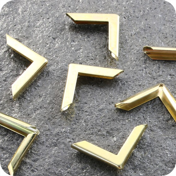 Metaliniai žalvariuoti kampai knygoms PS 22, 22 x 22mm, įvorė 3,5mm