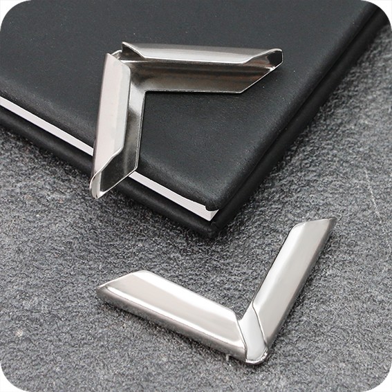 Metaliniai nikeliuoti kampai knygoms PS 30, 30 x 30mm, įvorė 4mm
